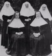 Монахиня Мать Тереза  (стоит справа)