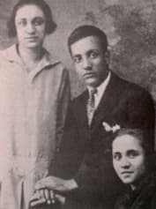 Мать Тереза в молодости с братом и сестрой