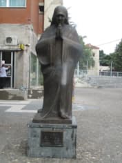 Памятник Матери Терезе в Скопье