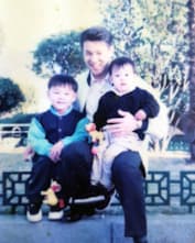 Чон Чонгук в детстве с отцом и братом
