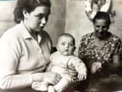 Светлана Бондарчук в детстве с мамой и прабабушкой