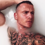 Алекс Малиновский в ванне