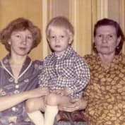 Дмитрий Хрусталев в детстве с мамой и бабушкой