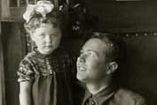 Наталья Фатеева в детстве с отцом