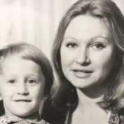 Оскар Кучера в детстве с мамой