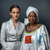 Эмма Уотсон и юэноафриканский политик Фумзиле Мламбо-Нгкука