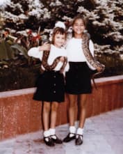 Сюзанна Варнина в детстве с сестрой