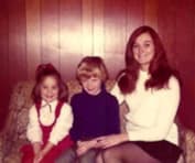 Керри-Энн Мосс в детстве с братом и мамой