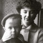 Валерий Сюткин в детстве с мамой