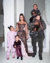Ким Кардашьян и ее муж Канье Уэст с детьми