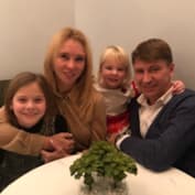 Татьяна Тотьмянина и Алексей Ягудин с детьми