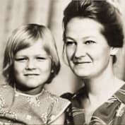 Олеся Судзиловская в детстве с мамой