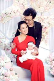 Чжан Цзыи с мужем Ван Фэном и дочерью