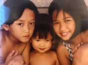 Бренда Сонг в детстве с братьями