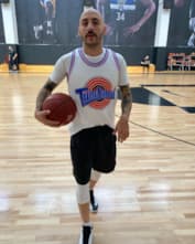 L'One играет в баскетбол