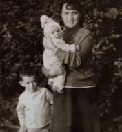 Юрий Жирков в детстве с братьями