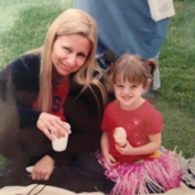 Джои Кинг в детстве с мамой