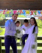 Антон Шипулин и Луиза Шипулина с детьми