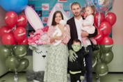 Антон Шипулин и Луиза Шипулина с детьми
