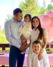 Антон Шипулин и Луиза Шипулина с детьми