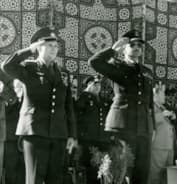 Юрий Гагарин отдает честь параду ВВС Египта под Каиром