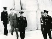 Юрий Гагарин посещает египетские пирамиды