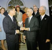 Президент США Джон Ф. Кеннеди награждает капитана Жак-Ив Кусто золотой медалью национального географического общества
