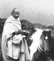 Махатма Ганди за ткацким станком