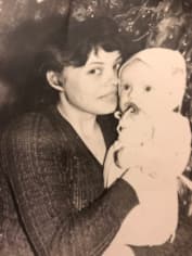 Елена Кукарская в детстве с мамой