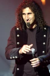 Серж Танкян с длинными волосами