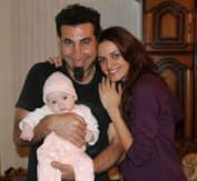 Серж Танкян и Анджела Мадатян с сыном