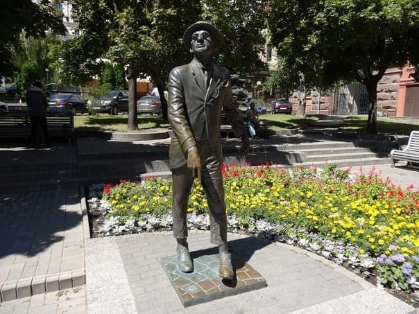 Памятник Зиновию Гердту в образе Паниковского