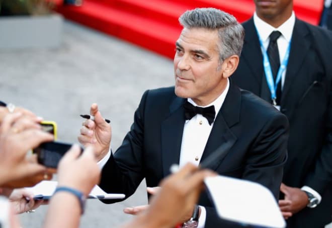 Джордж Клуни раздает автографы