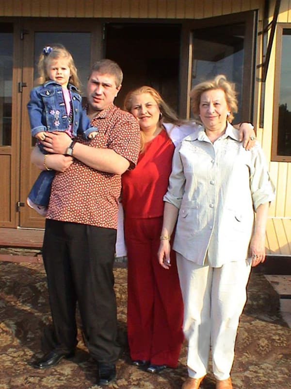 Катя Огонёк с мужем, дочерью и мамой