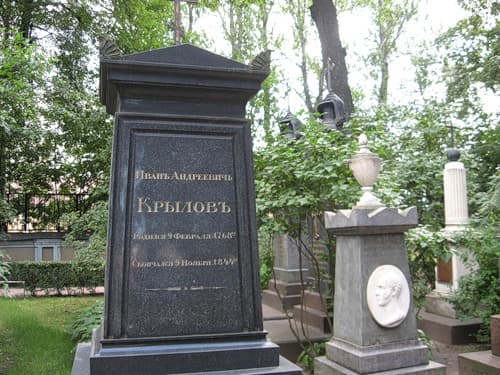Памятник на могиле Ивана Крылова