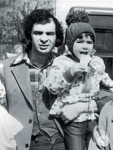 Илья Олейников в молодости с сыном