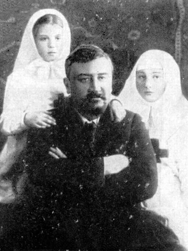 Александр Куприн с дочерями