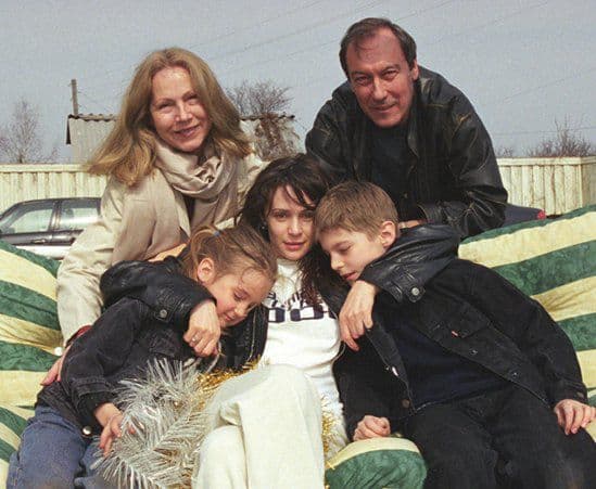 Людмила Зорина с мужем, невесткой и внуками
