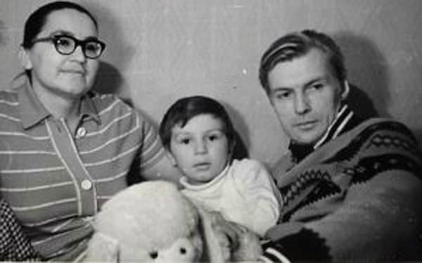 Николай Олялин с семьёй