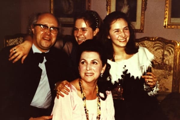 Галина Вишневская и Мстислав Ростропович с дочерьми Ольгой и Еленой