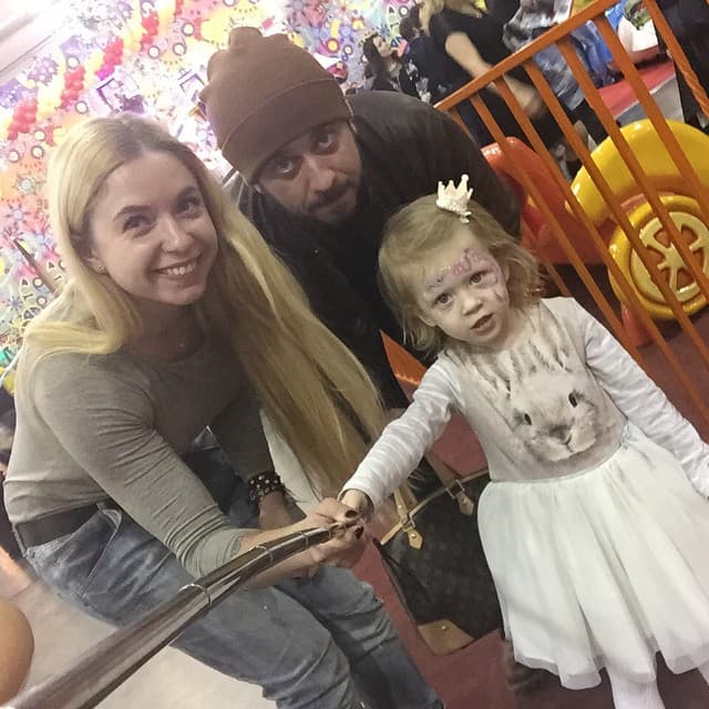 Стас Старовойтов с женой Мариной и дочерью