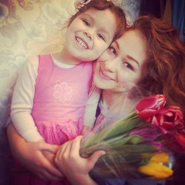 Дарья Пармененкова с сестрёнкой