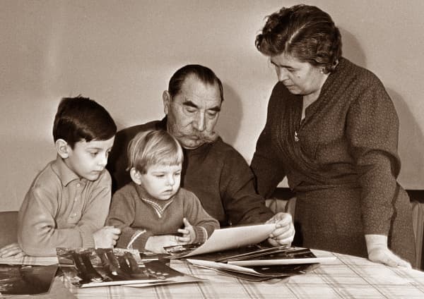 Семён Будённый с женой и внуками