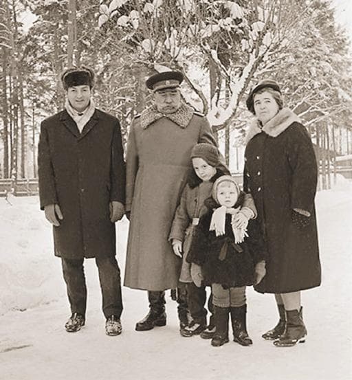 Семён Будённый с женой, зятем Михаилом Державиным и внуками
