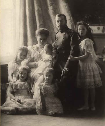 Александра Фёдоровна с семьёй