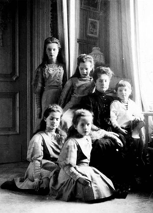 Александра Фёдоровна с детьми