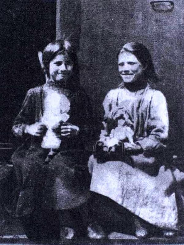 Матрена Распутина в детстве с сестрой Варварой