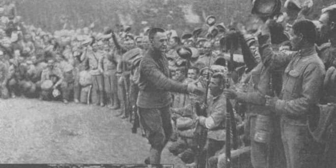Александр Керенский приветствует части, побывавшие в бою
