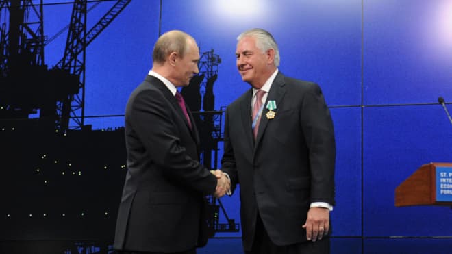 Президент России Владимир Путин вручает Орден Дружбы Рексу Тиллерсону