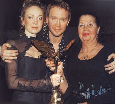 Евгений Миронов с сестрой и мамой